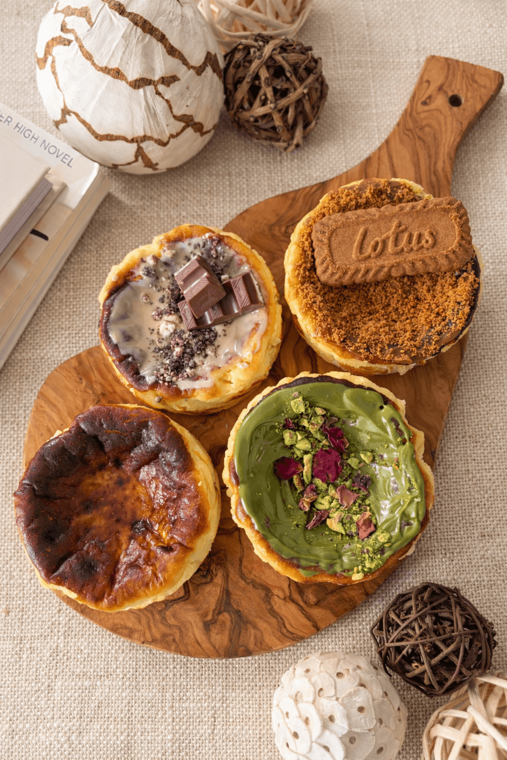 Tasting menu with four mini Basque cheesecakes